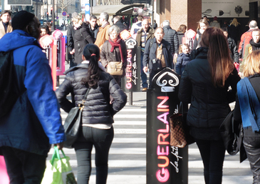 La Petite Robe Noir fait un retour... tenez vous prêt... tout en couleur!